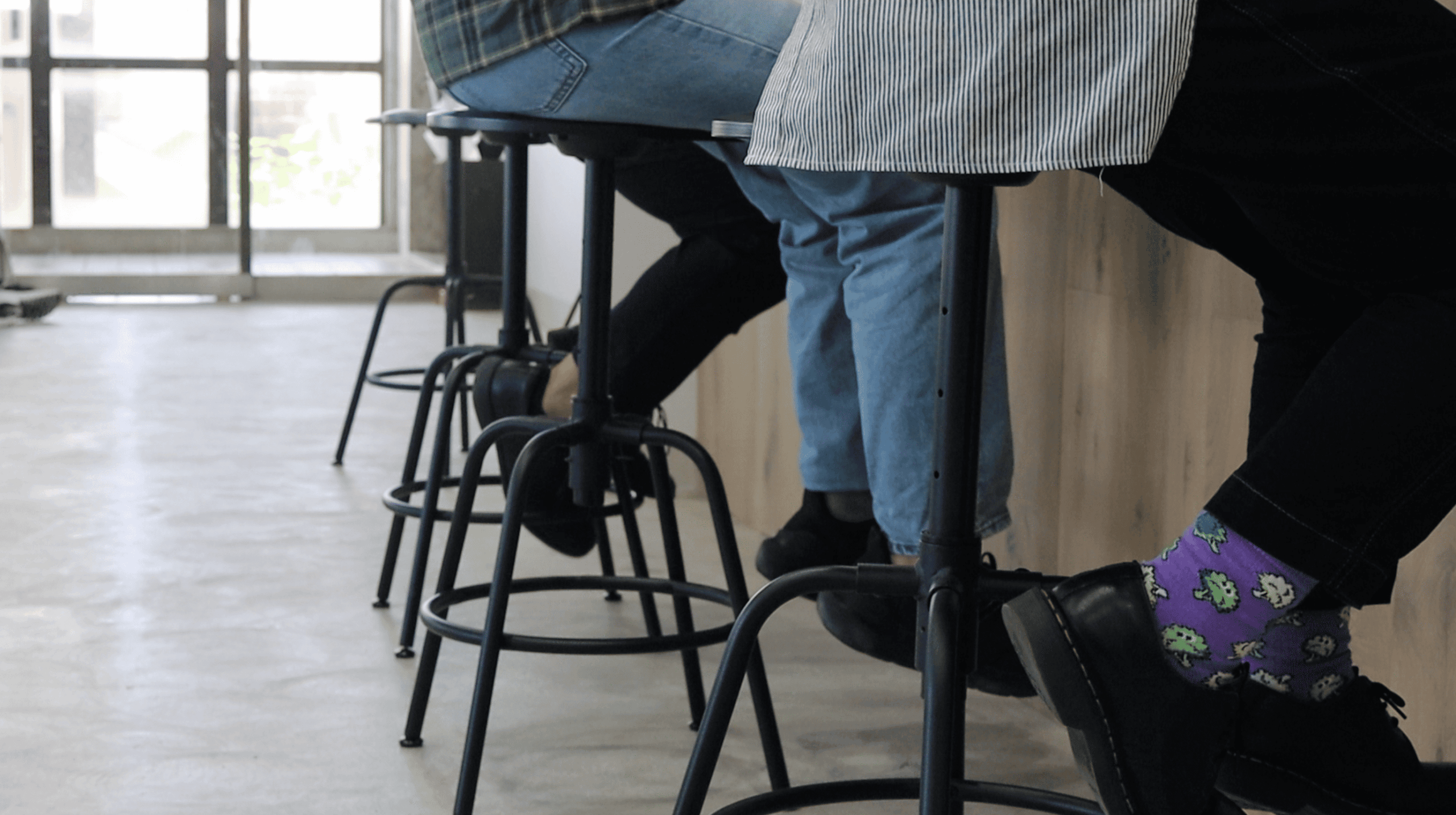 ランチタイム：テーブルで食事をする様子。少し離れた席で一人の時間を過ごすことも。