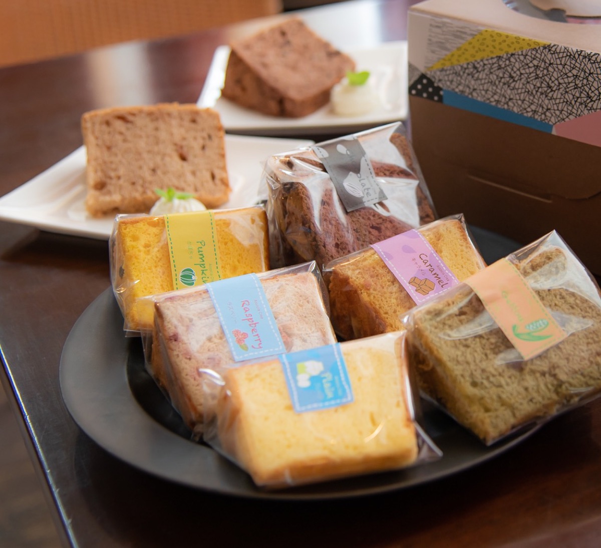 色とりどりのラベルを貼ったシフォンの詰め合わせ