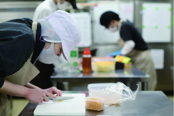 工房で生地を手作りする様子