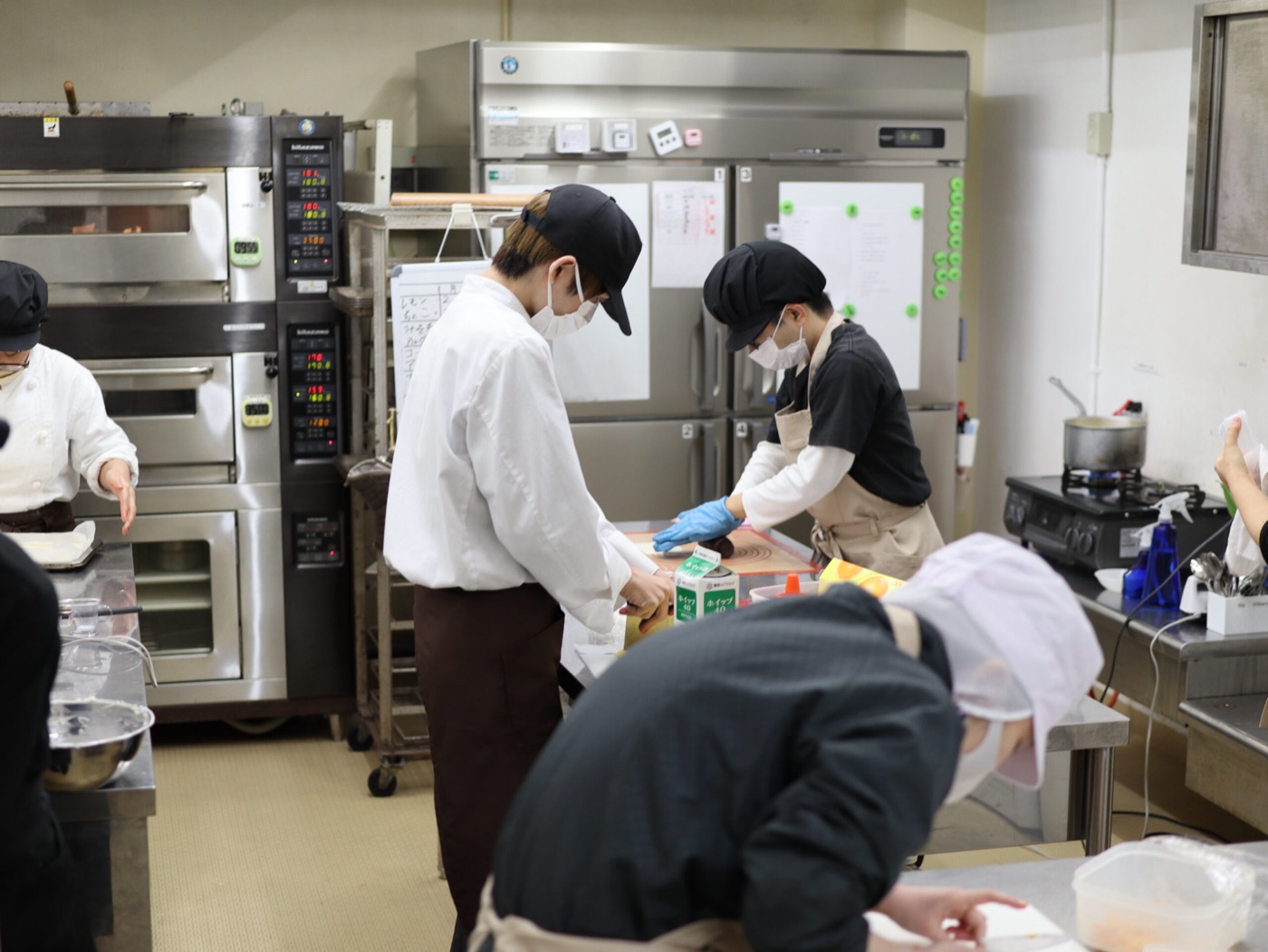 厨房でお菓子を作る様子